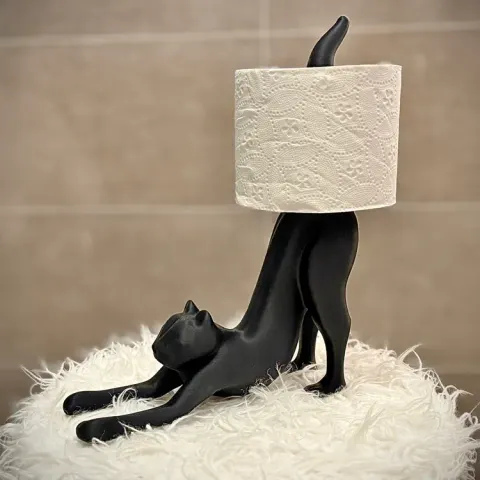 Esneyen Kedi Tuvalet Kağıtlığı